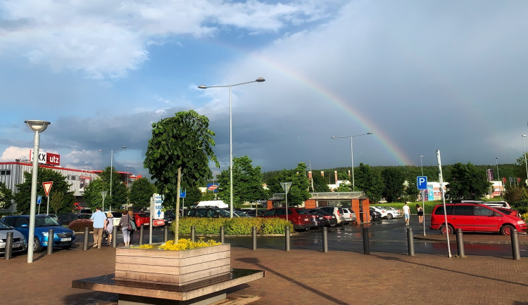 Oblačno až polojasno, místy přeháňky a ojediněle bouřky. Co tyto pojmy vlastně znamenají?