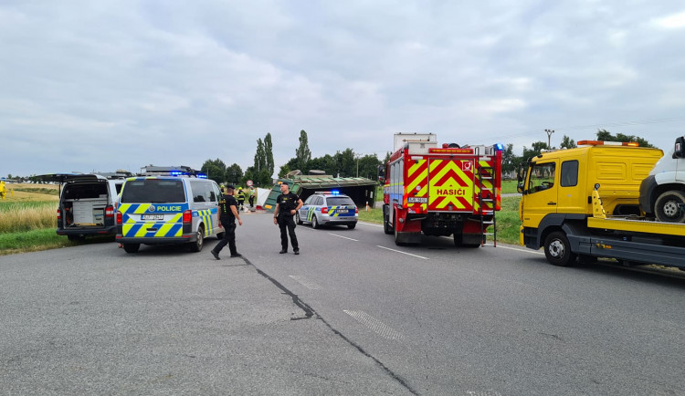 Tragická nehoda u Uhřínovic. Střet s traktorem nepřežil řidič osobního auta