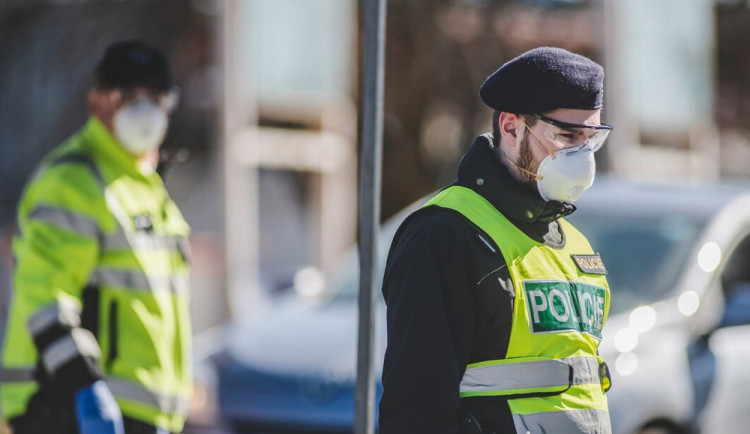 Hasiči, policisté a vojáci, kteří pomáhali proti covidu, dostanou odměnu