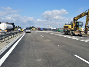 Dálniční most u Bíteše řidiči otestují už v pondělí. Nyní se dělají dokončovací práce