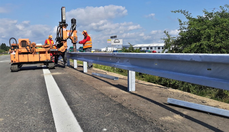 Dálniční most u Bíteše řidiči zkusí už v pondělí. Nyní se dělají dokončovací práce
