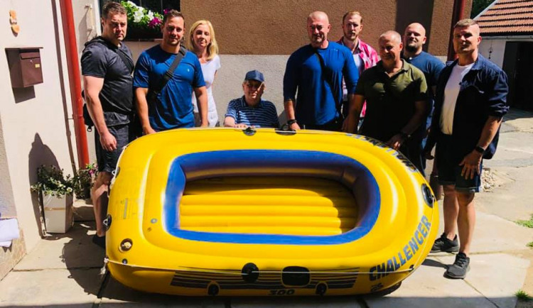 Miloš Zeman tráví část dovolené na Vysočině. Ani letos nevynechal plavbu ve žlutém člunu