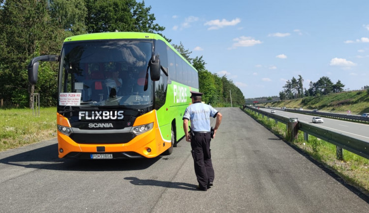 Policie na Vysočině kontrolovala zájezdové autobusy. Osm řidičů porušilo předpisy