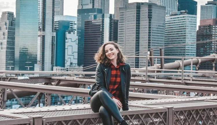 Jana během plnění jednoho ze svých snů, v New Yorku