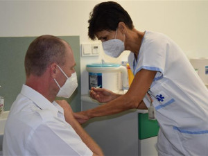 V Hruškových Dvorech dnes čekaly na zahájení očkování bez registrace desítky lidí