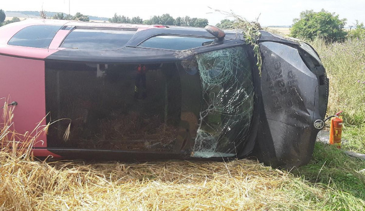 Vrtulník zasahoval u nehody osobního auta. Jeho řidič skončil v jihlavské nemocnici