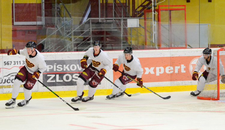 Dukla má za sebou první trénink na ledě. V klubu bude pokračovat i brankář Zhukov