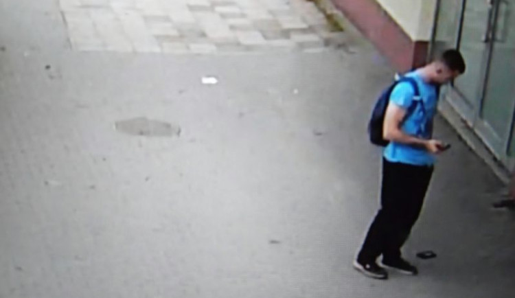 Muži v Jihlavě na Kollárově ulici vypadla z kapsy peněženka. Neznáte muže na fotce?