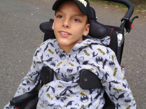 Přidušení miminka při porodu změnilo rodině život. Pomoci v těžké situaci teď může každý