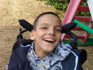 Přidušení miminka při porodu změnilo rodině život. Pomoci v těžké situaci teď může každý