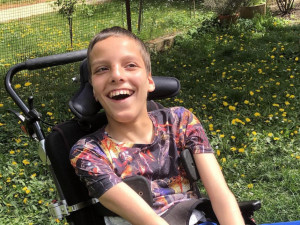 Přidušení miminka při porodu změnilo rodině život. Pomoci v těžké situaci teď může každý