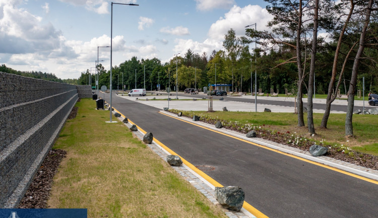 Řidiči na D1 mohou zastavit na nové odpočívce. Nabízí fitness koutek, sprchu i automaty s občerstvením