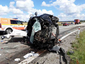 Nehoda u velkoberanovského kruháče. Auto skončilo na střeše, řidiče museli vystříhat