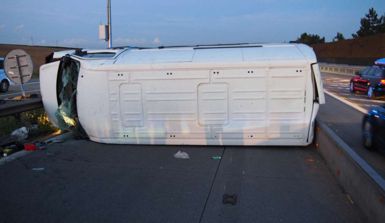 Obrovský hazard! Řidič dodávky převážel šestnáct osob, osm z nich se při páteční nehoda zranilo