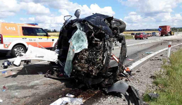 Nehoda u velkoberanovského kruháče. Auto skončilo na střeše, řidiče museli vystříhat