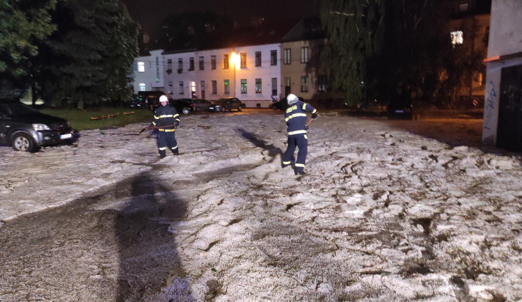 Takovou nadílku krup jsme v životě neviděli, hodnotí hasiči. Vážnější škody ale bouřky nenapáchaly