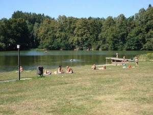 Na Vysočině dál platí zákaz koupání v rybníku Kachlička