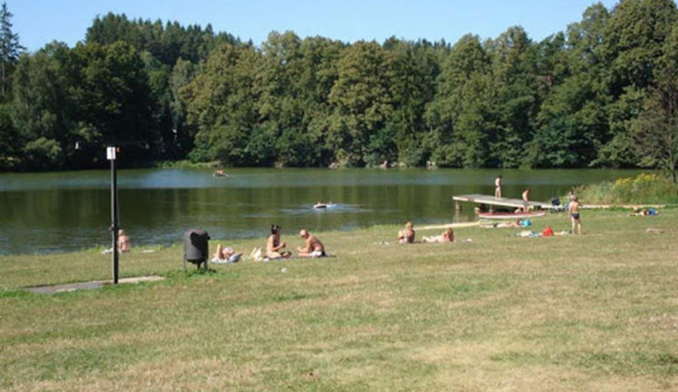 Na Vysočině dál platí zákaz koupání v rybníku Kachlička