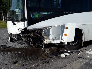 Po střetu s autobusem musel být vyproštěn řidič osobáku, zraněni jsou i dva cestující