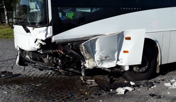 Po střetu s autobusem musel být vyproštěn řidič osobáku, zraněni jsou i dva cestující