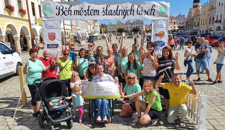 Telč opět zažila Běh městem šťastných lásek. Lidé vyběhali 340 tisíc korun