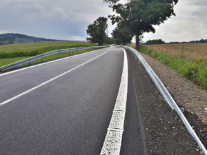 Hotovo! Řidiči od rána mohou projet úsekem na I/19. Musí si ale ještě hlídat rychlost