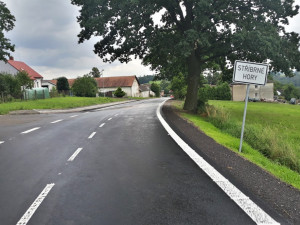 Hotovo! Řidiči od rána mohou projet úsekem na I/19. Musí si ale ještě hlídat rychlost