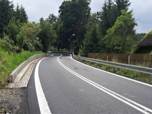 Hotovo! Řidiči od rána mohou projet úsekem na I/19. Musí si ale ještě hlídat rychlost