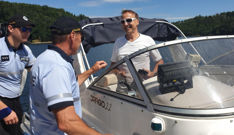 Policisté opět vyjeli na Dalešickou přehradu. Zjistili jízdu bez dokladů, překročení rychlosti a ohrožení plavců