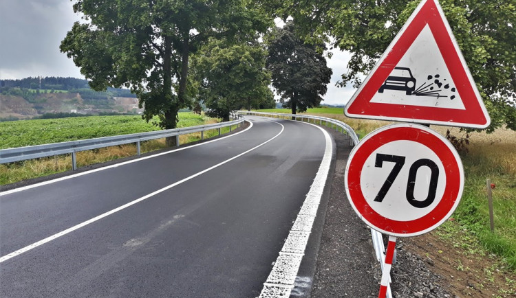 Hotovo! Řidiči od rána mohou projet úsekem na I/19. Musí si ale ještě hlídat rychlost