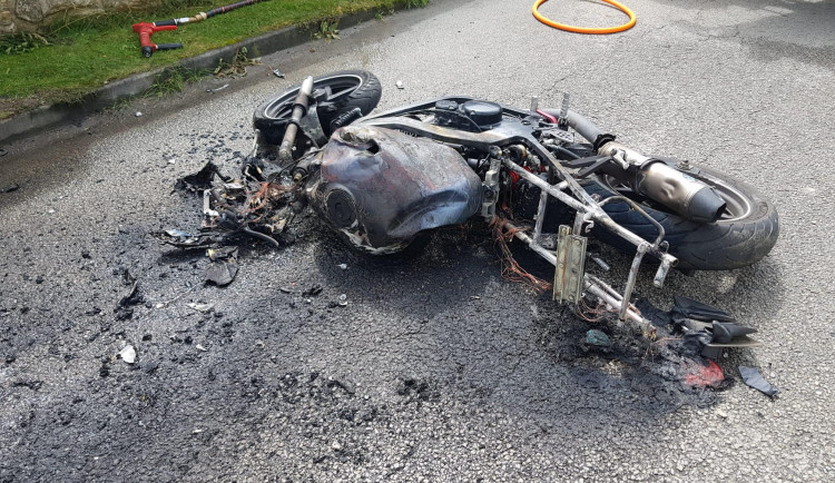 V Novém Rychnově přistával vrtulník. Srazil se traktor s motorkou, ta začala hořet