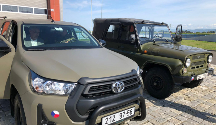 Vojáci si převzali první terénní Toyoty Hilux. Nahradí muzejní vozy UAZ