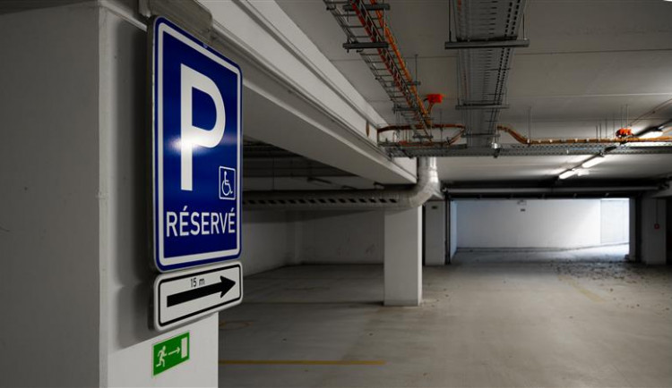 Garáže na jihlavském zimáčku se mění v 16 šaten. Po jejich zrušení se do suterénu vrátí část parkovacích míst