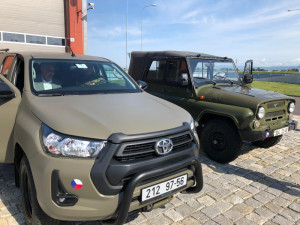 Vojáci si převzali první terénní Toyoty Hilux. Nahradí muzejní vozy UAZ