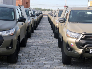 Vojáci si převzali první terénní Toyoty Hilux. Nahradí muzejní vozy UAZ