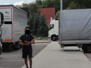 Nezletilý Maročan cestoval na podvozku kamionu. Měl namířeno do Rakouska