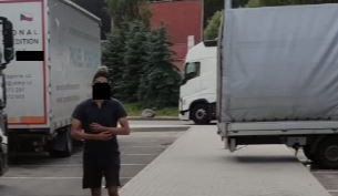 Nezletilý migrant cestoval na podvozku kamionu. Měl namířeno do Rakouska