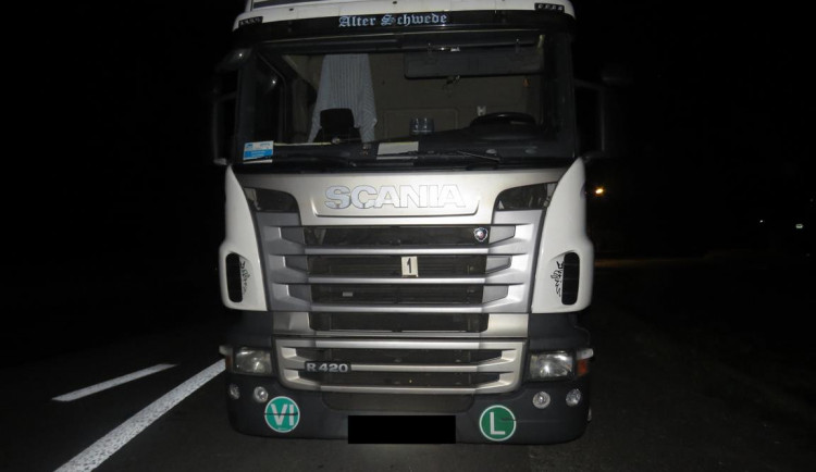 Opilému řidiči v kamionu se na D1 odtrhla pneumatika, ta v protisměru poškodila čtyři vozidla