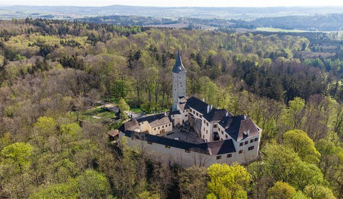 Na hrady Roštejn nebo Kámen do konce září za poloviční vstupné, studenti a děti zdarma