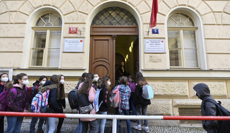 Žáci se na začátku září třikrát otestují na koronavirus, schválila vláda