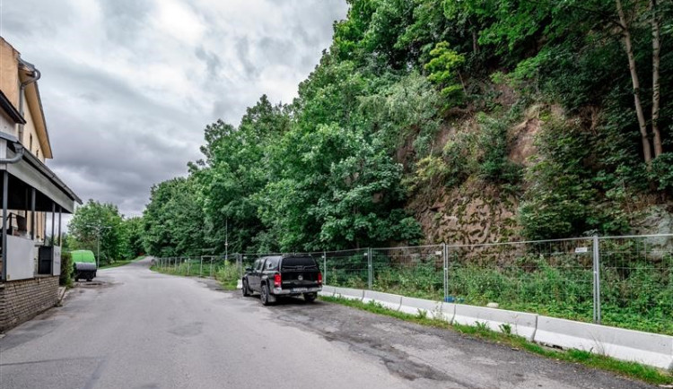 Před padajícím kamením bude chránit obyvatele Mostecké ulice speciální plot