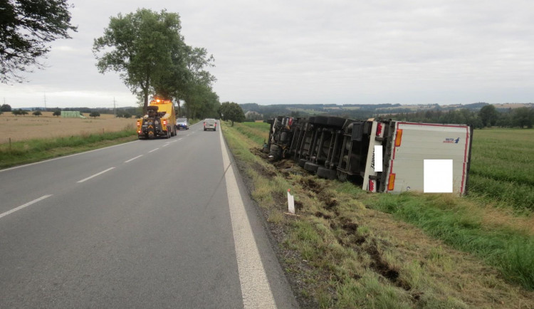 Řidič plně naloženého tahače během cesty popíjel, po havárii nadýchal 2,7 promile