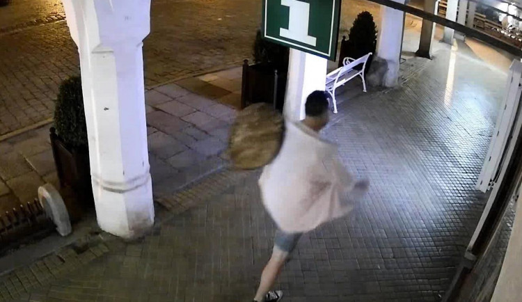 Z telčského podloubí si na začátku července odnesl starožitný stolek. Nevíte, o koho jde?