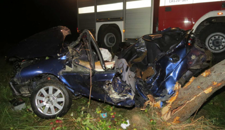 Osmnáctiletý řidič kvůli vysoké rychlosti nezvládl zatáčku a narazil do stromu. Na místě zemřel