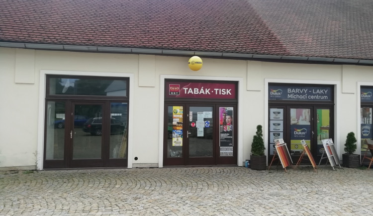 Policie hledá lupiče, který přepadl prodejnu s tabákem. Po činu odjel kradeným autem směrem na Telč 