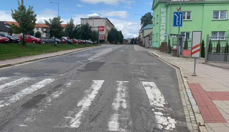 Třešť se kvůli opravě asfaltu opět částečně uzavře. Průjezd ulicí Palackého bude zakázán