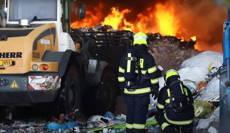 Neházejte do směsného odpadu baterie, mohou se vznítit, apeluje město i hasiči