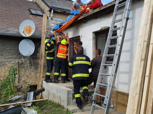 Muž na Jihlavsku se propadl opravovanou střechou, poranil si horní polovinu těla. Na místě byl i vrtulník
