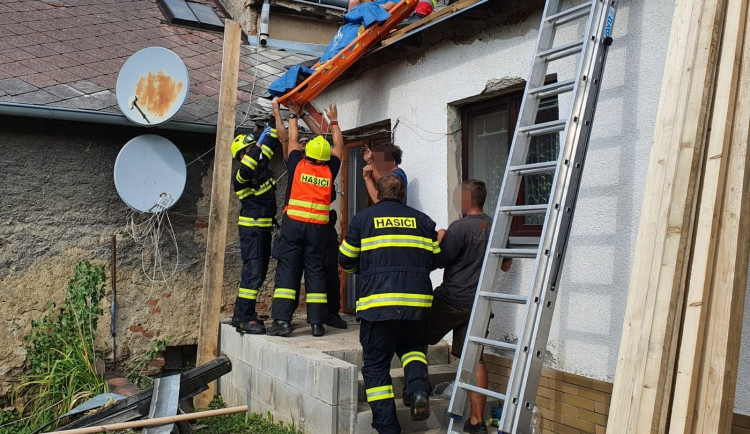 Muž na Jihlavsku se propadl opravovanou střechou, poranil si horní polovinu těla. Na místě byl i vrtulník 