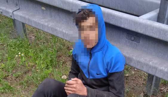 Z podvozku kamionu na D1 vypadl mladý Alžířan. Zranil se, skončil v nemocnici a pak na policii